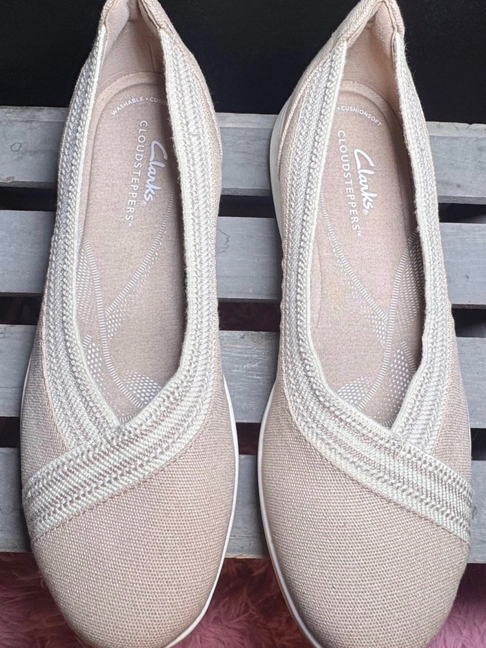 Clarks Cloudsteppers Women’s Slip-On Comfort Shoes Beige Canvas Size 8M